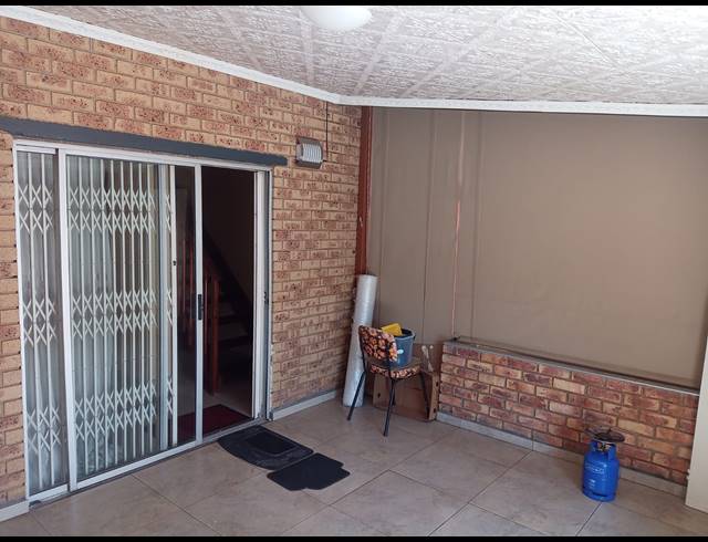 2 BEDROOM DUPLEX FOR SALE IN VAN RIEBEECK PARK